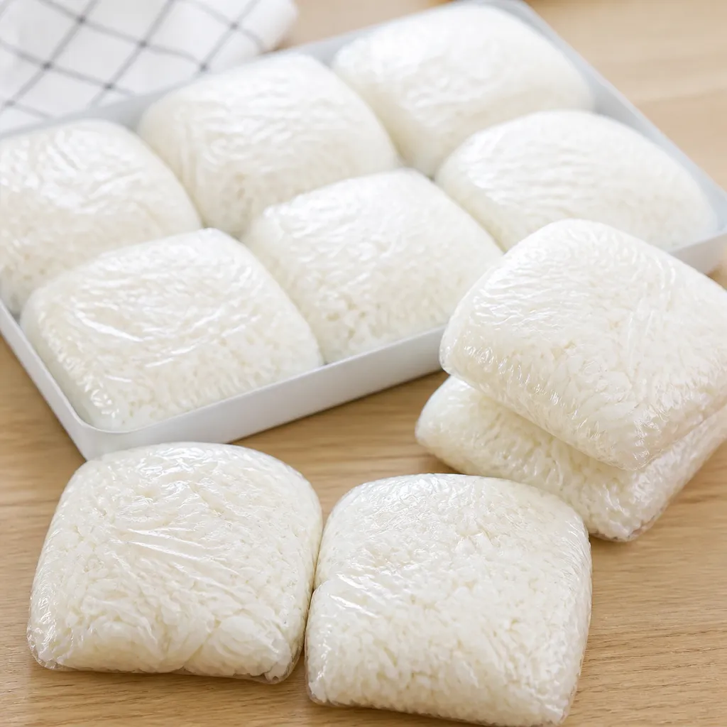 冷凍保存用に小分けしてラップに包んだごはん
